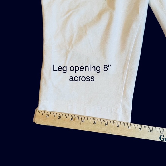 Women With Control Petite Pull-On Capri Pants. White. 1X Petite - Picture 9 of 12